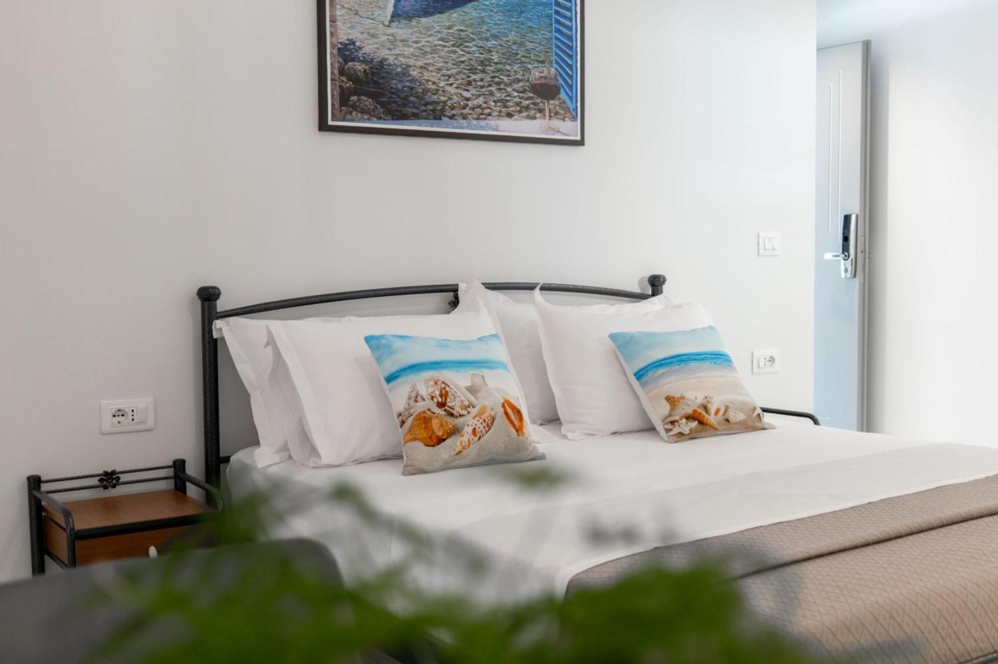 Aleksandra Apartments Sarandë Exteriör bild
