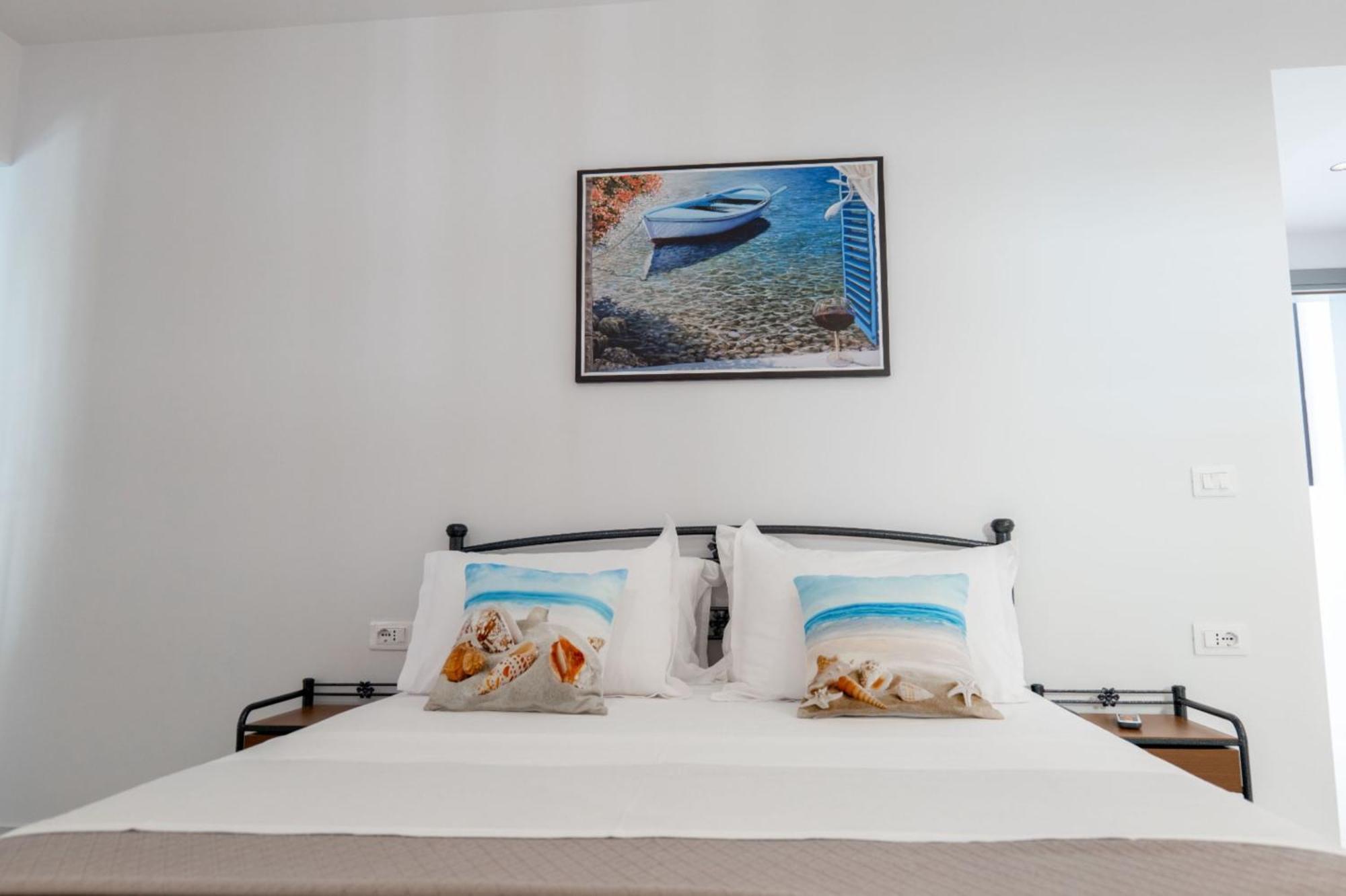 Aleksandra Apartments Sarandë Exteriör bild