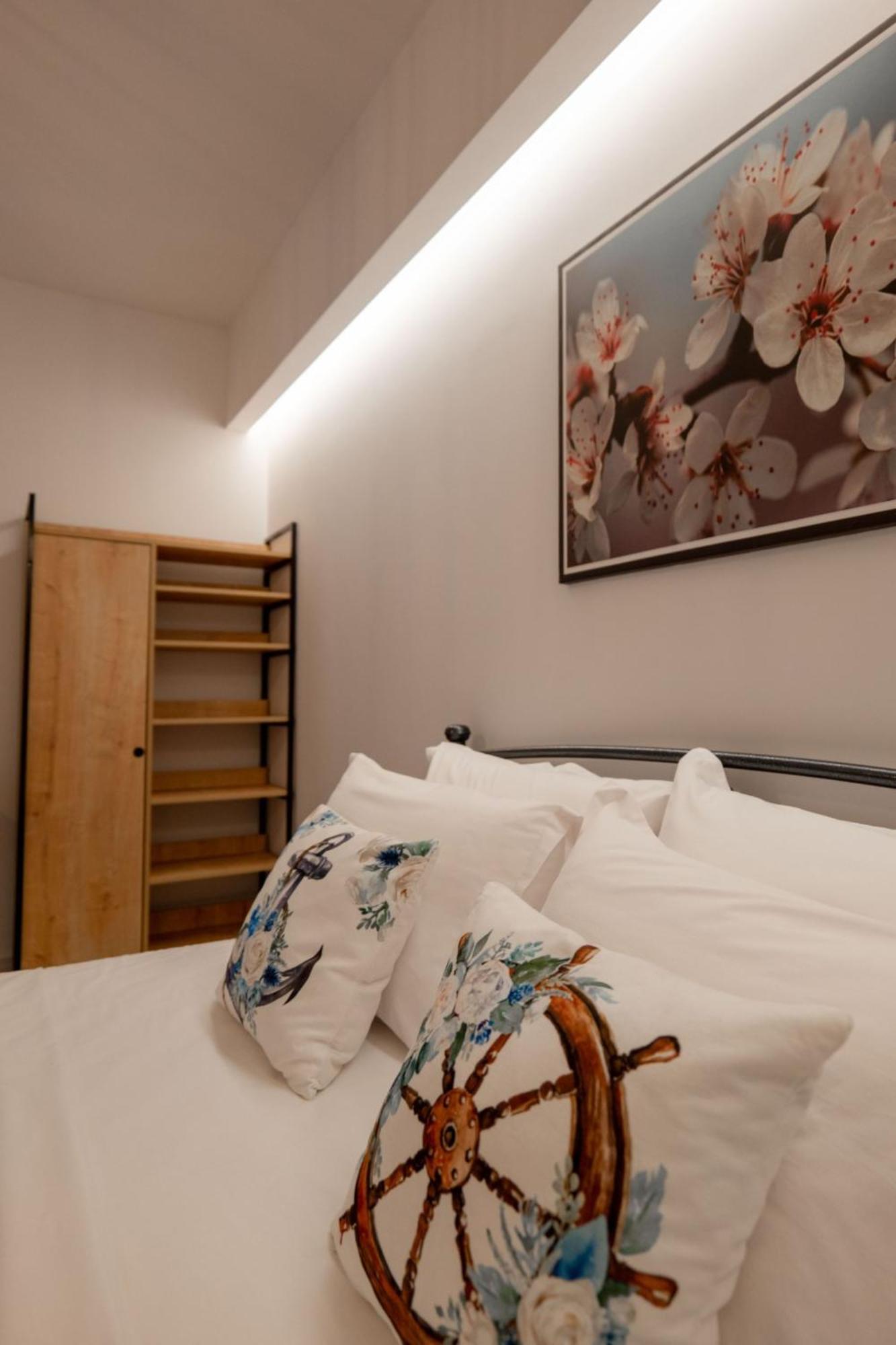 Aleksandra Apartments Sarandë Exteriör bild